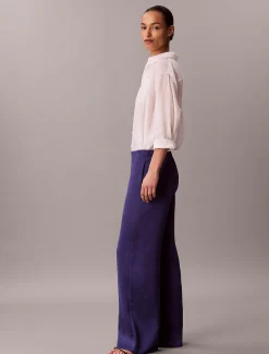 Broek met gehamerde satijnstructuur