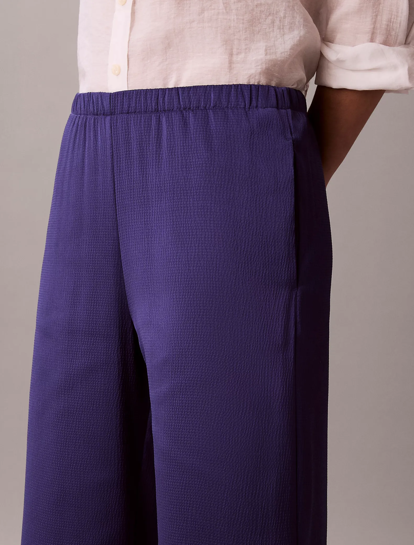 Broek met gehamerde satijnstructuur