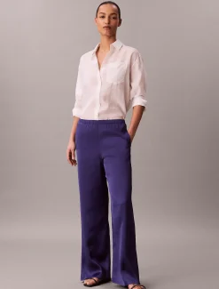 Broek met gehamerde satijnstructuur