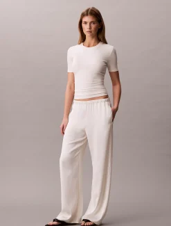 Broek met gehamerde satijnstructuur