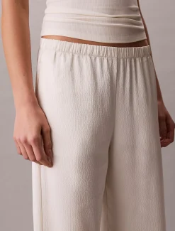 Broek met gehamerde satijnstructuur