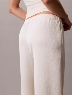 Broek met gehamerde satijnstructuur