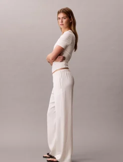 Broek met gehamerde satijnstructuur