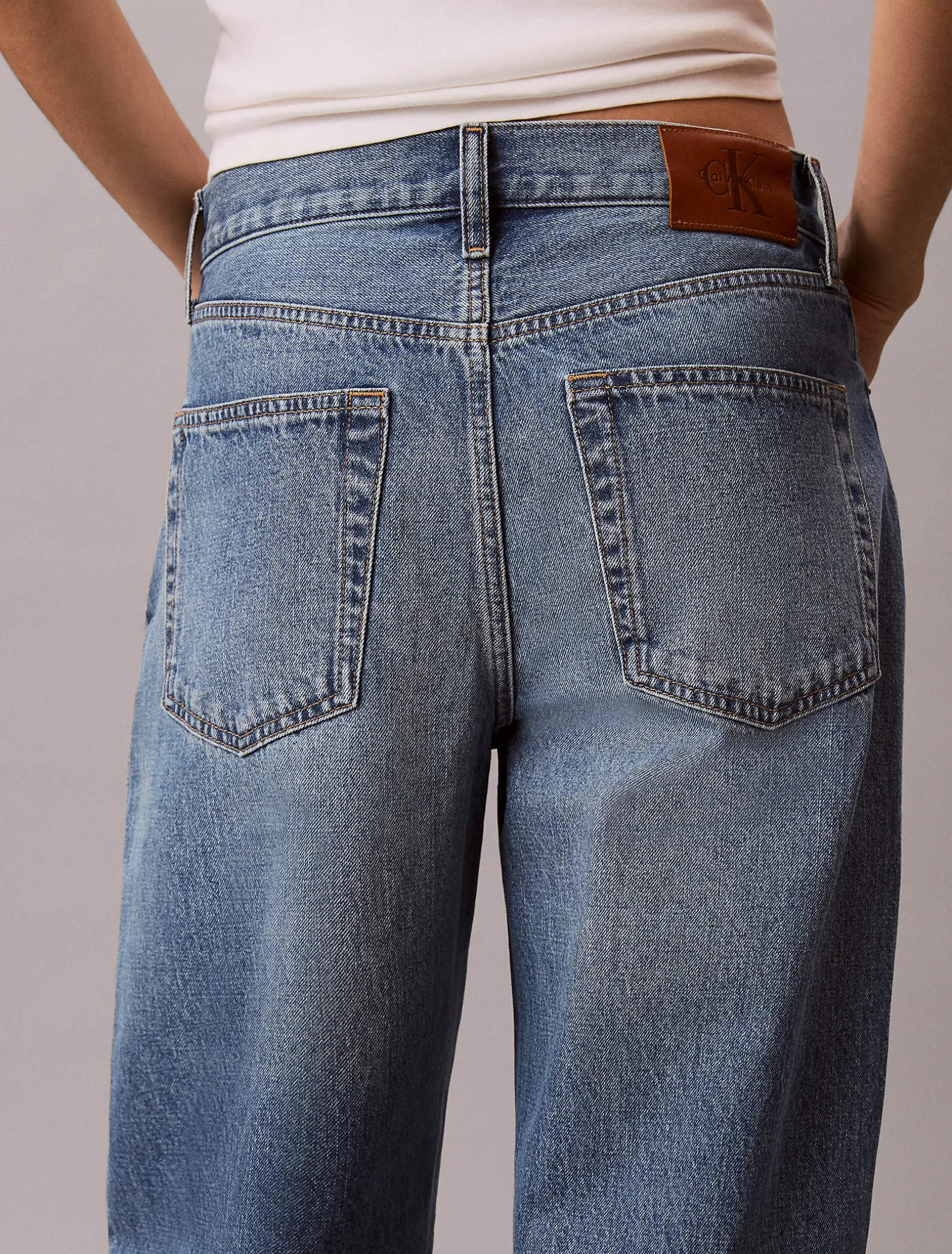 Cropped Barrel Jeans