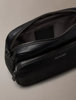 Crossbody tas met embleem in reliëf