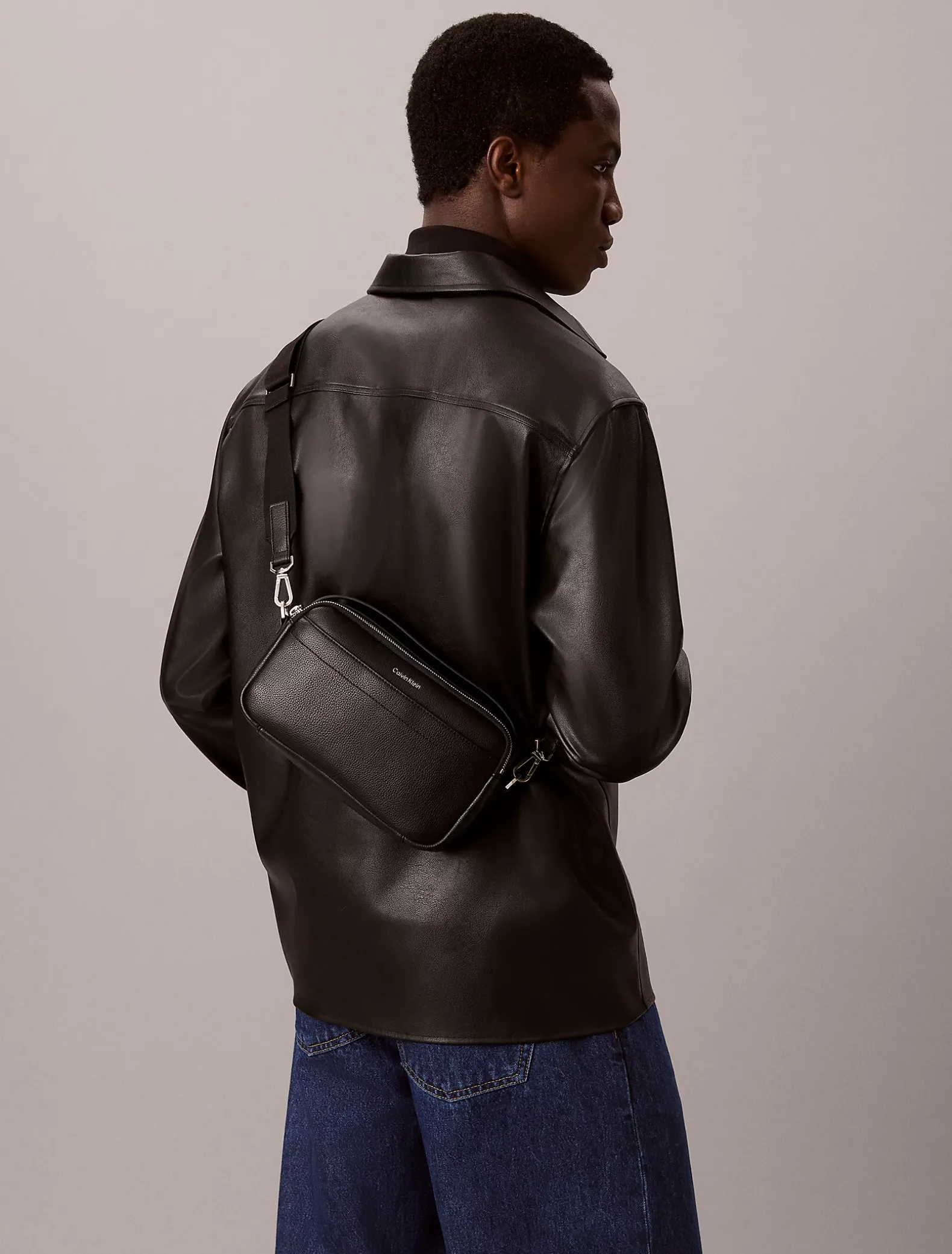 Crossbody tas met logo in reliëf