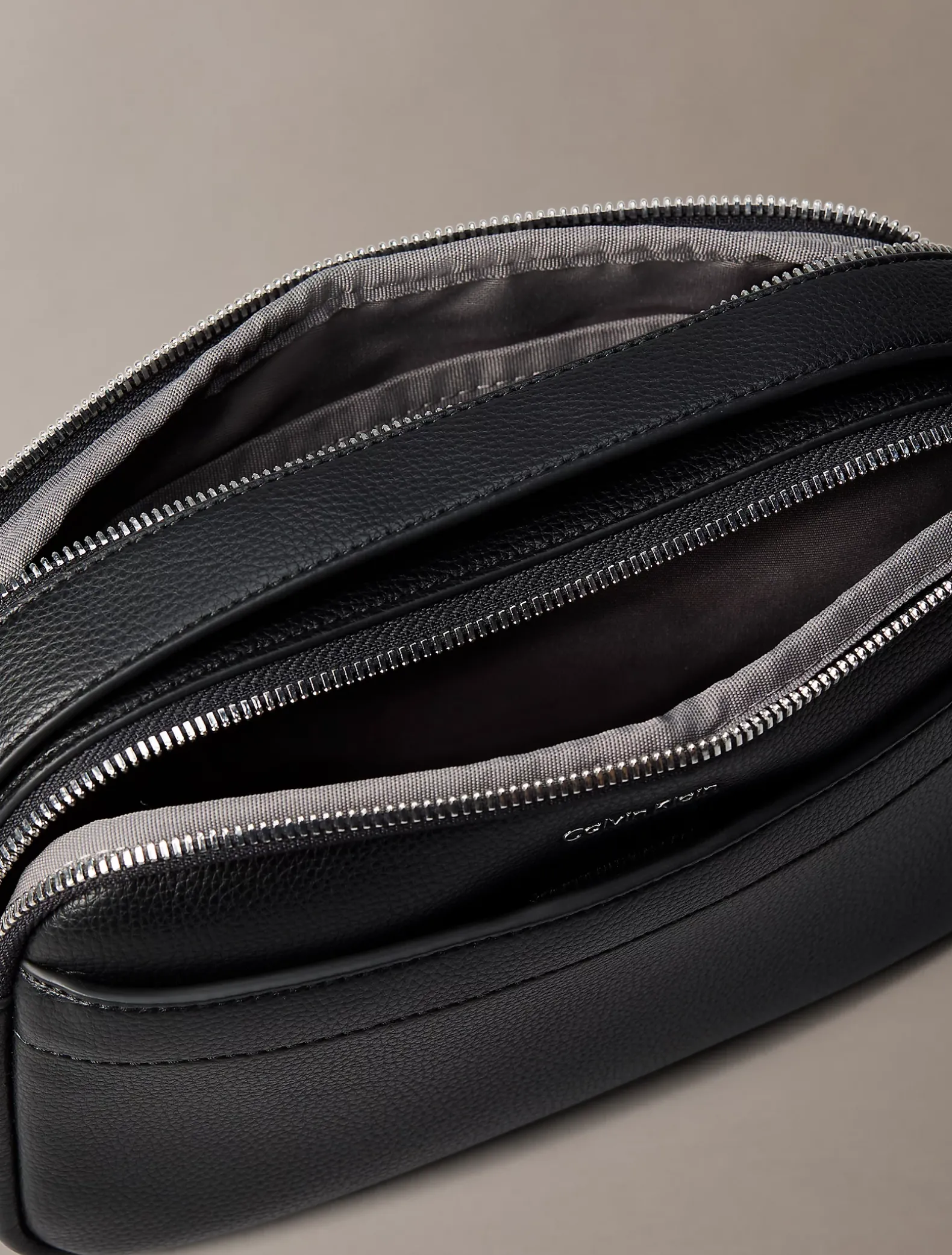 Crossbody tas met logo in reliëf