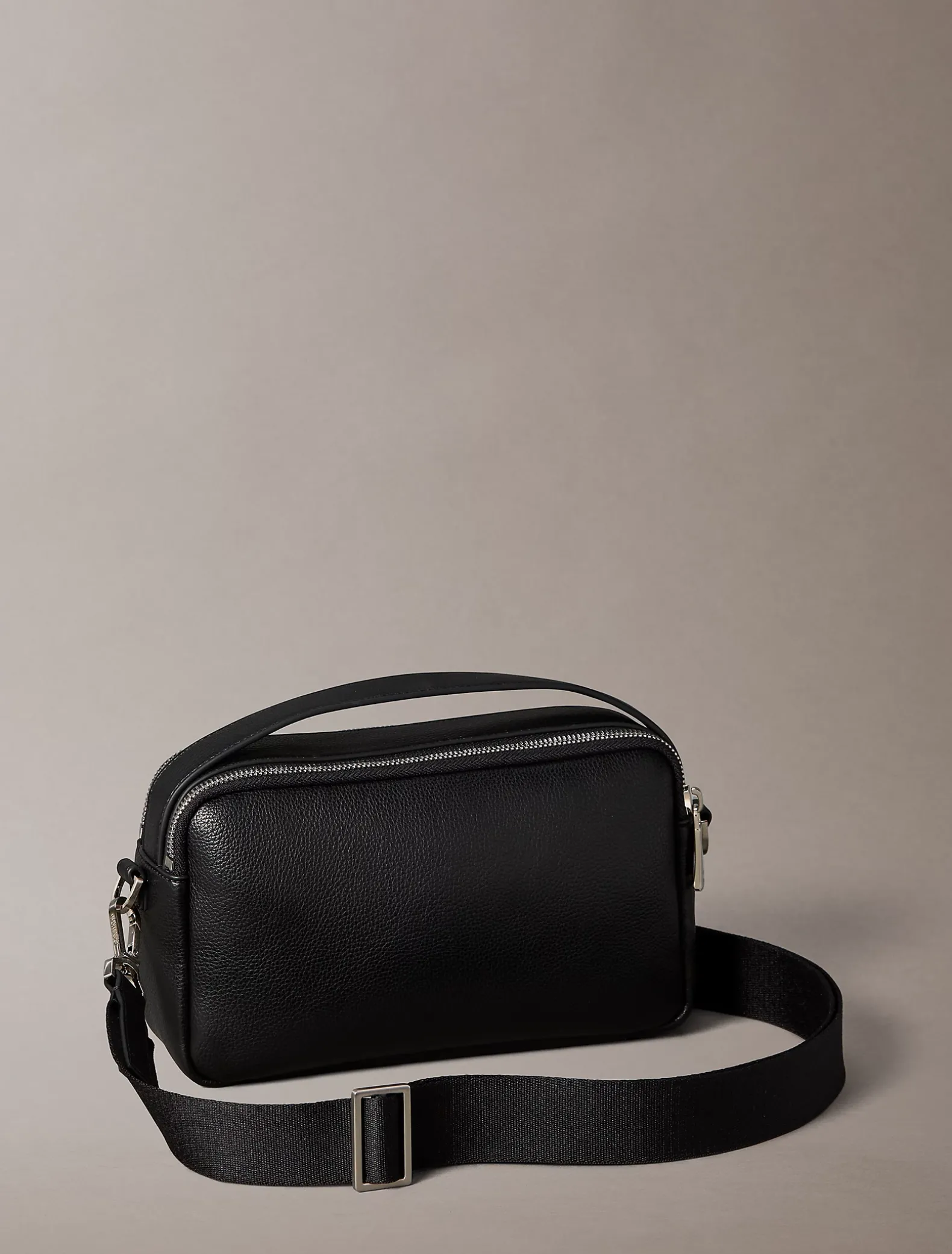 Crossbody tas met logo in reliëf