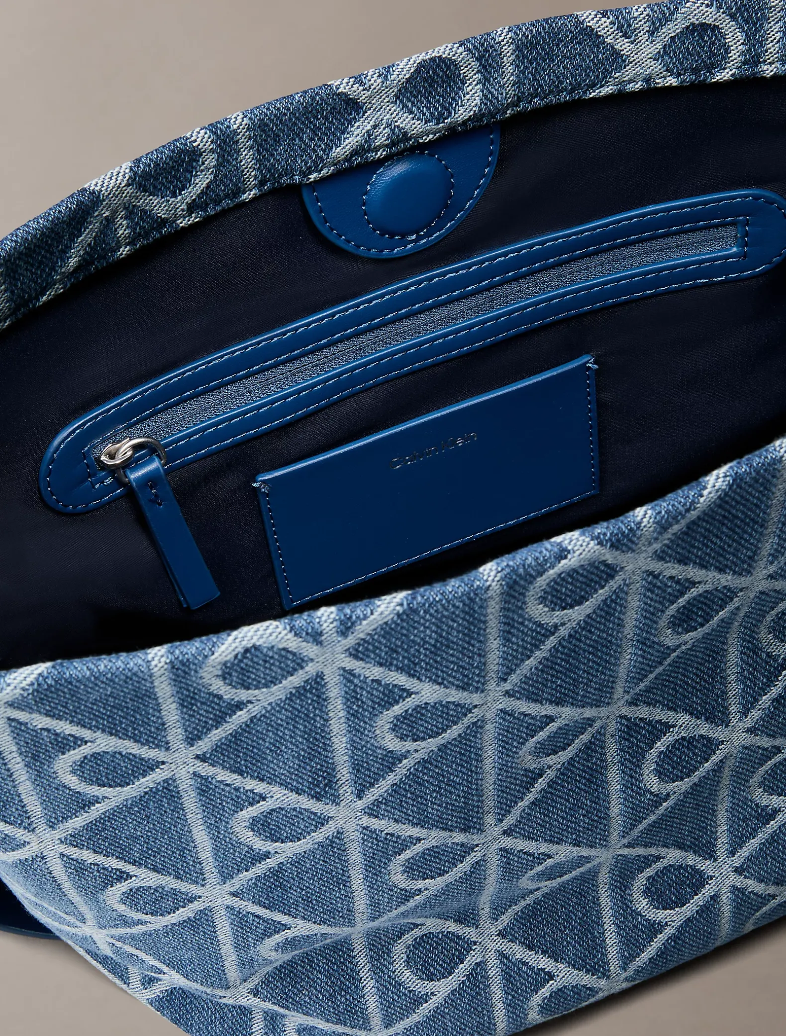 Denim bucket bag met all-over embleemlogo