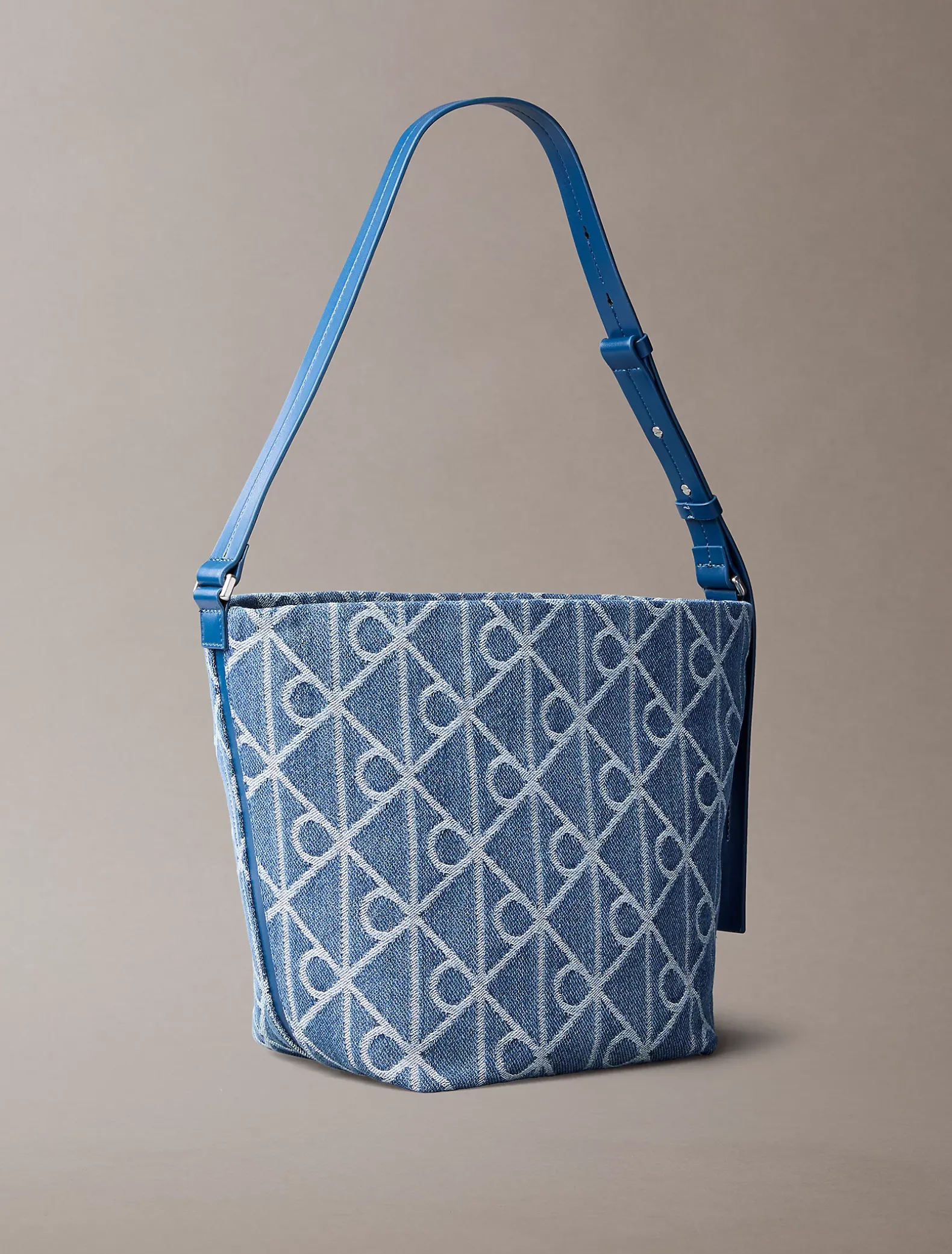 Denim bucket bag met all-over embleemlogo