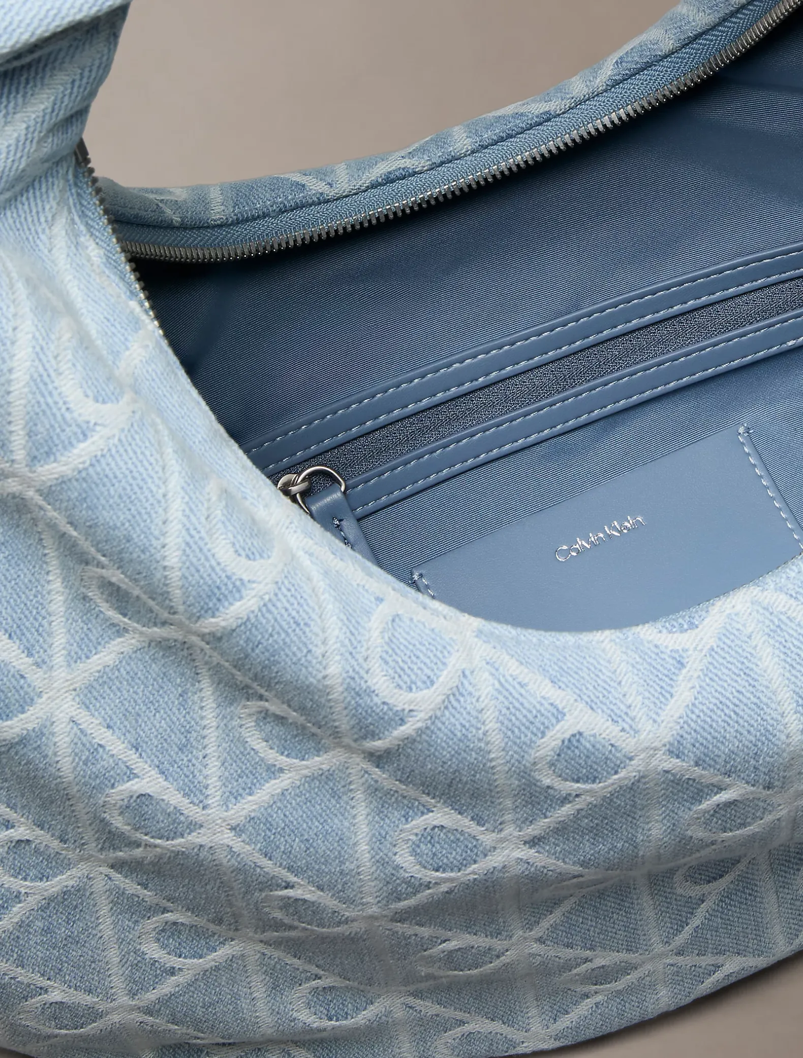 Denim crescent tas met all-over embleemlogo