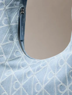 Denim crescent tas met all-over embleemlogo