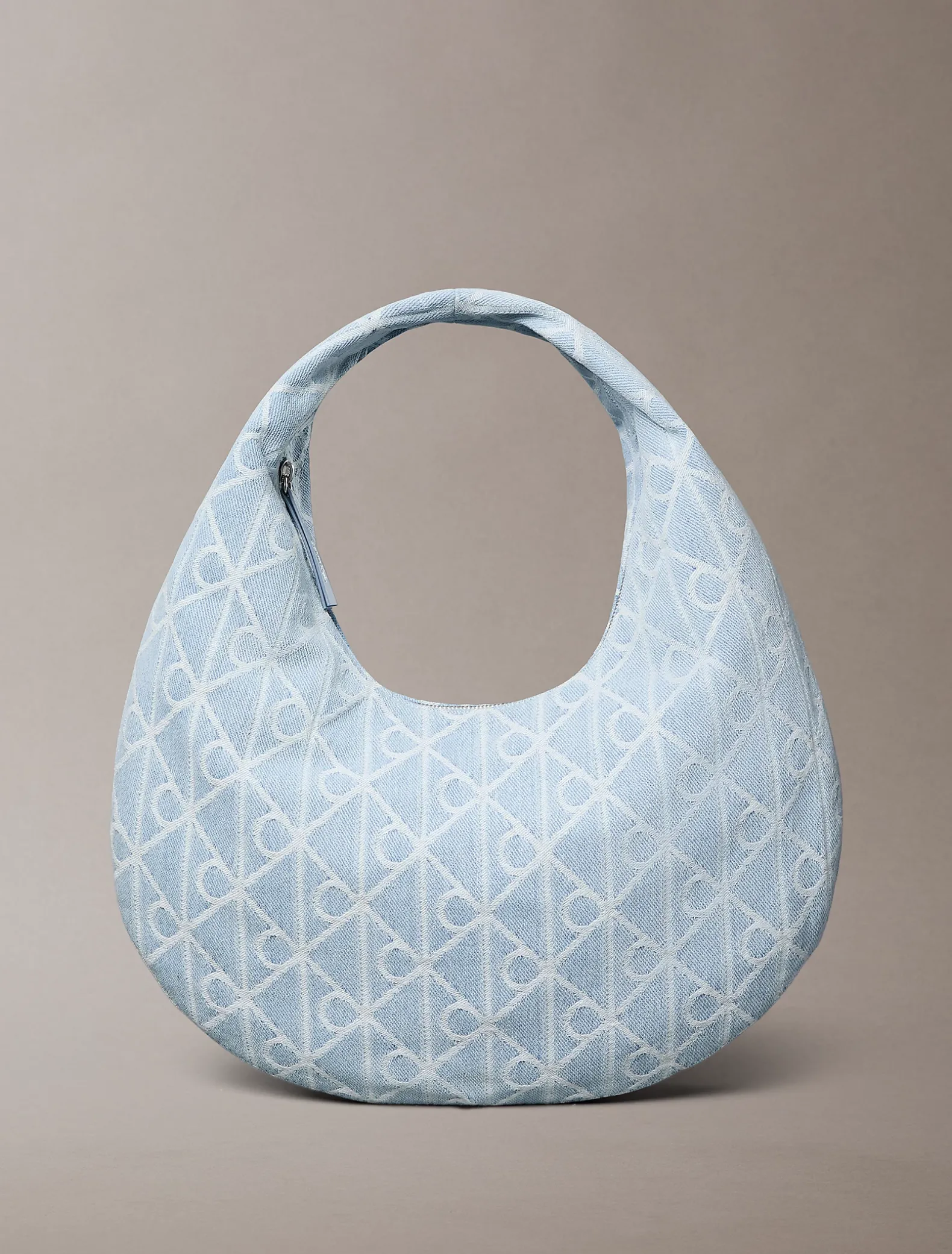 Denim crescent tas met all-over embleemlogo