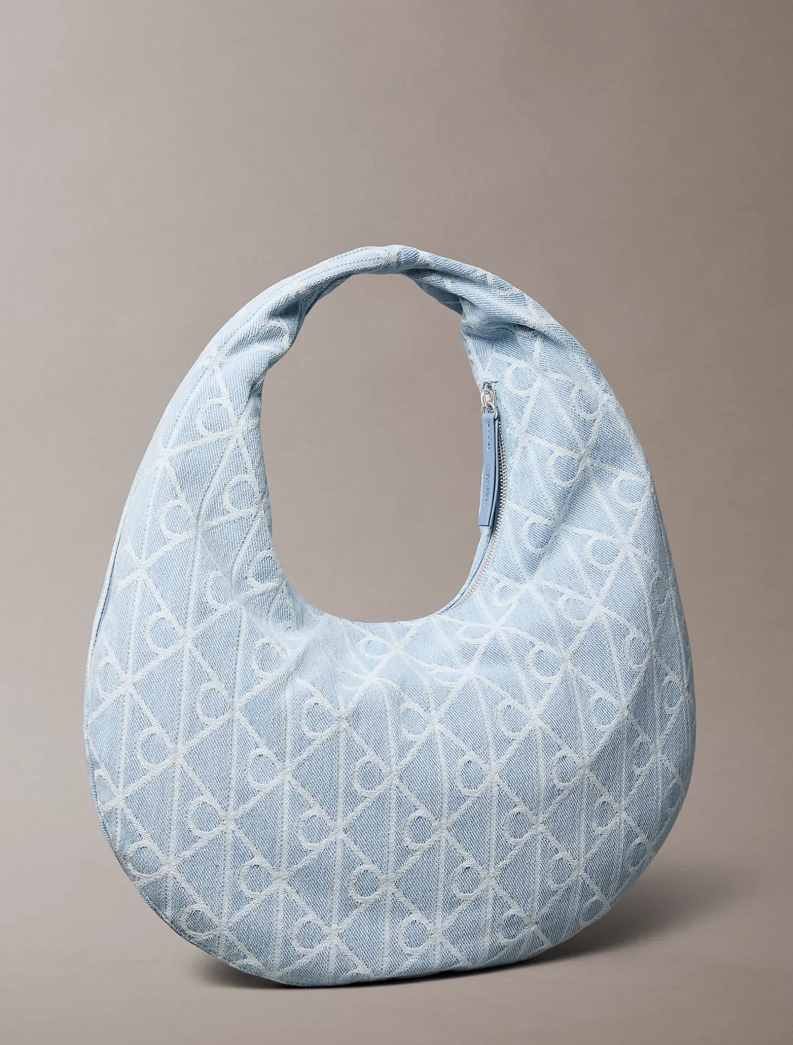 Denim crescent tas met all-over embleemlogo
