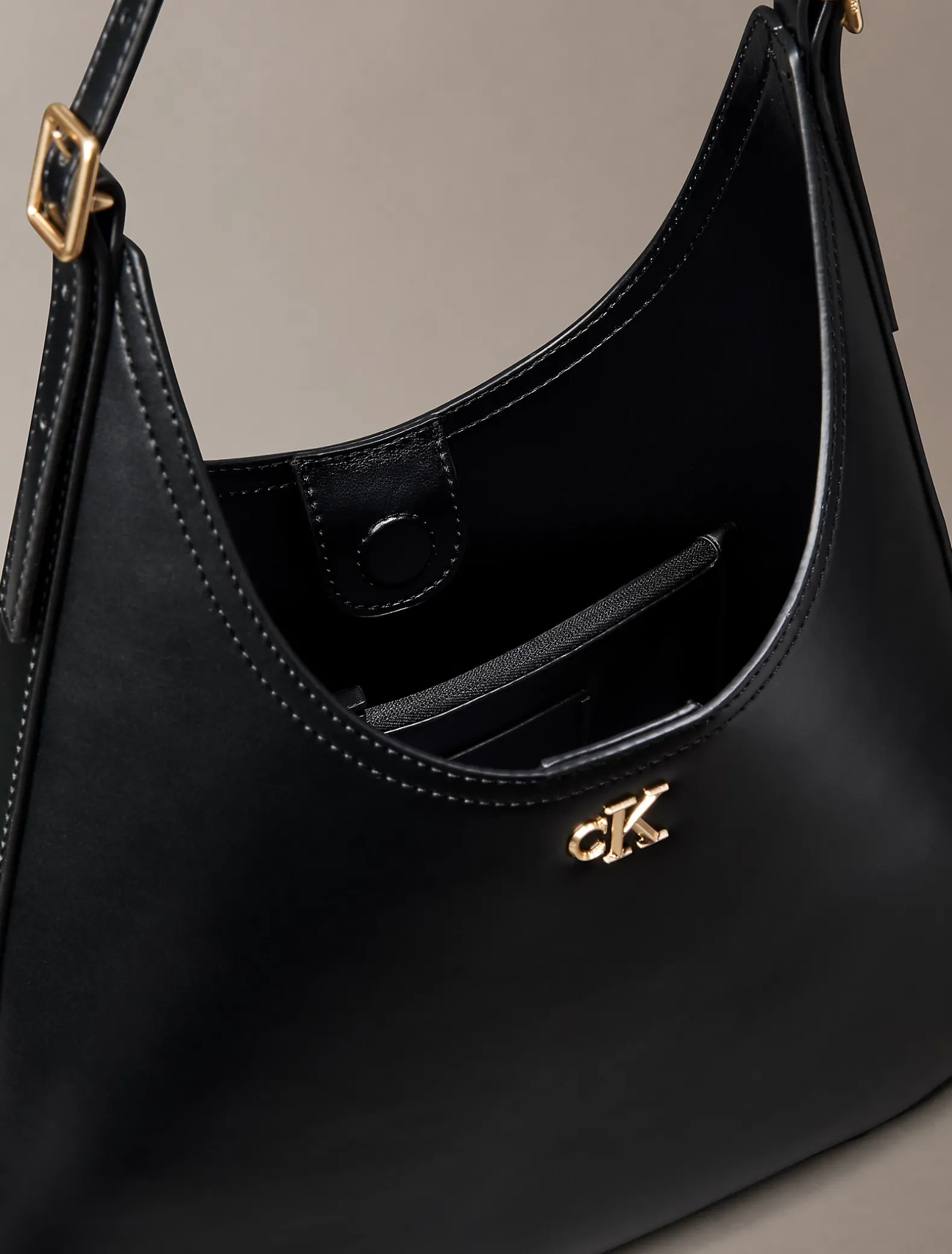 Gebogen schoudertas met monogram hardware