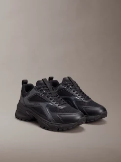 Gebreide en metallic hardloopschoenen