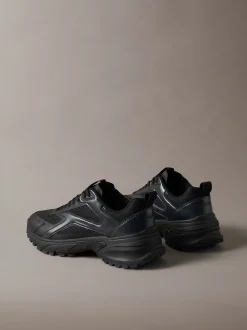 Gebreide en metallic hardloopschoenen