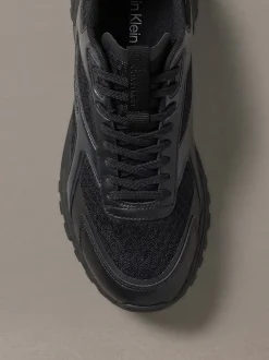 Gebreide en metallic hardloopschoenen
