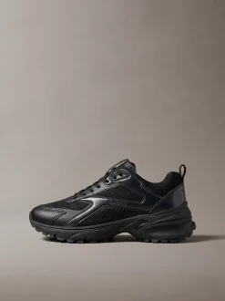 Gebreide en metallic hardloopschoenen