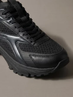 Gebreide en metallic hardloopschoenen