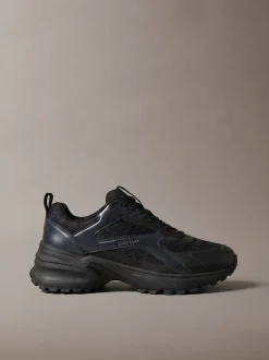 Gebreide en metallic hardloopschoenen