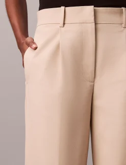 Geplooide stretch chinobroek met wijde pijpen