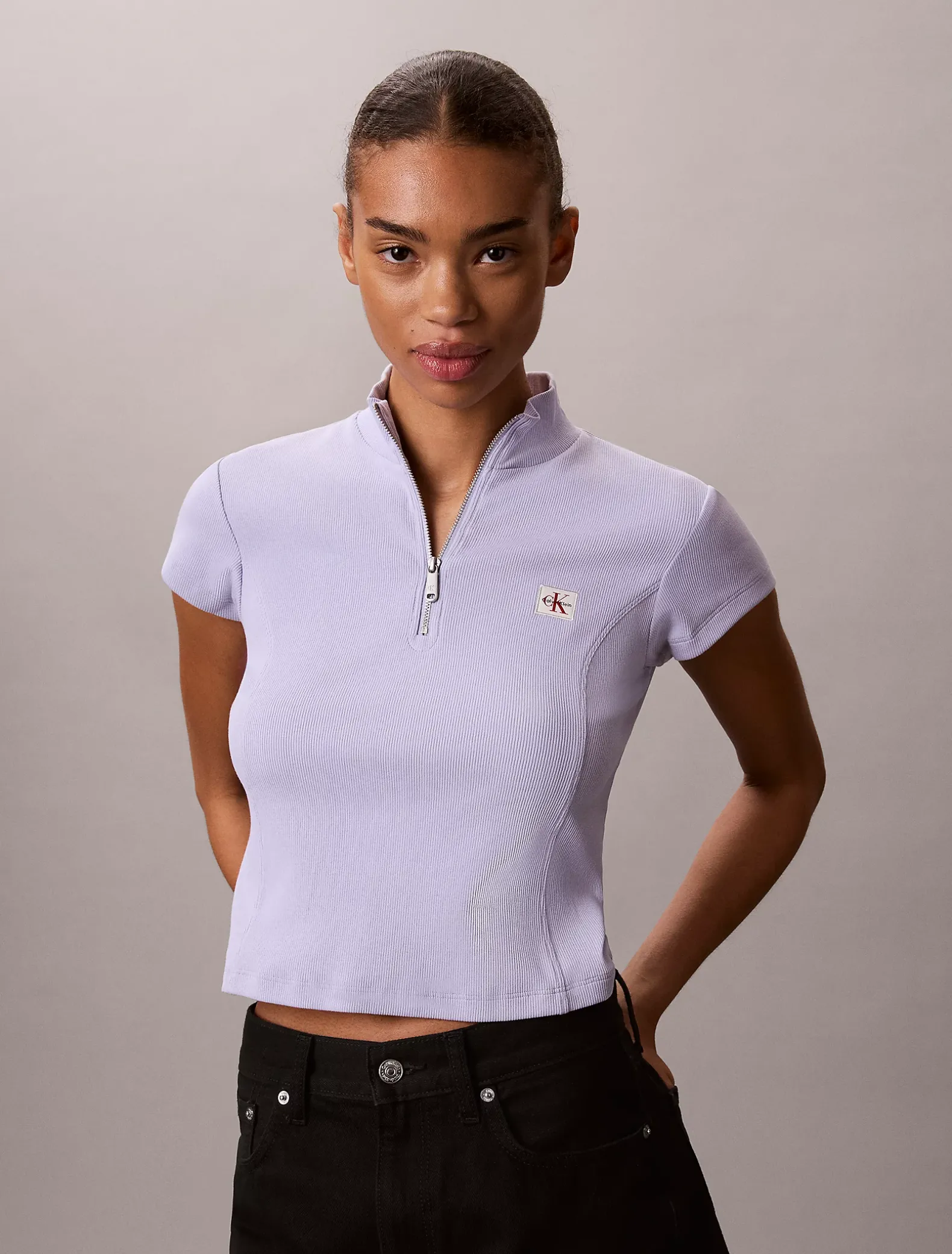 Geribbelde top met rits en monologo patch