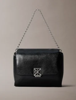 Gewatteerde crossbodytas met embleem en metalen details
