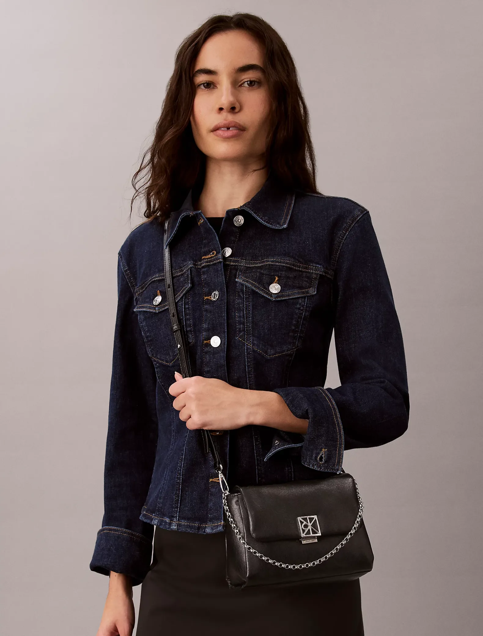 Gewatteerde crossbodytas met embleem en metalen details