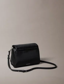 Gewatteerde crossbodytas met embleem en metalen details