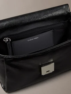 Gewatteerde crossbodytas met embleem en metalen details