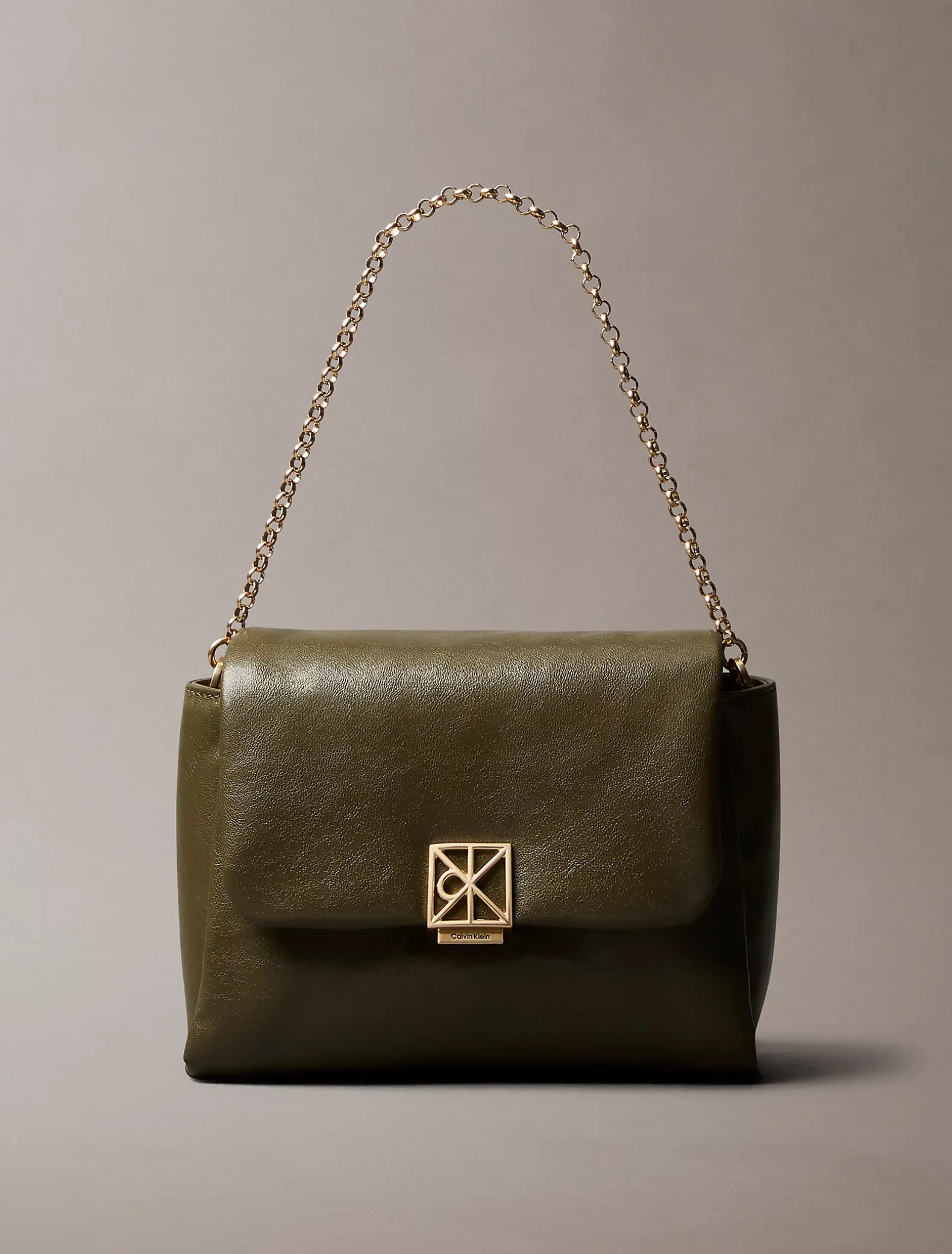 Gewatteerde crossbodytas met embleem en metalen details