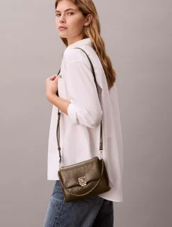 Gewatteerde crossbodytas met embleem en metalen details