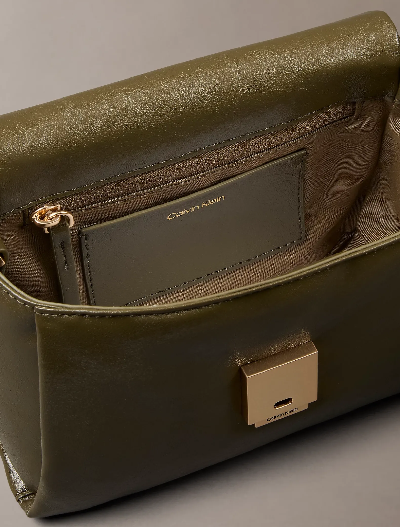 Gewatteerde crossbodytas met embleem en metalen details