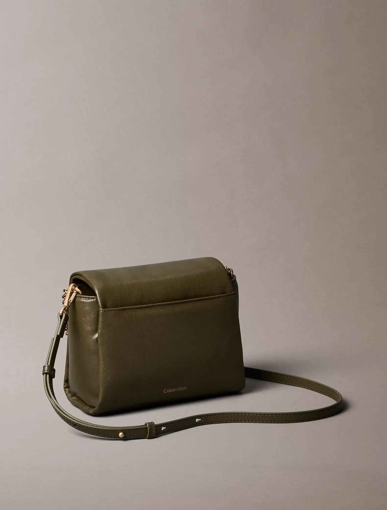 Gewatteerde crossbodytas met embleem en metalen details