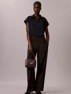 Gewatteerde crossbodytas met embleem en metalen details