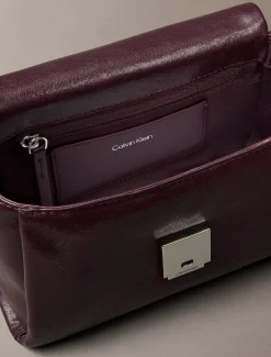 Gewatteerde crossbodytas met embleem en metalen details