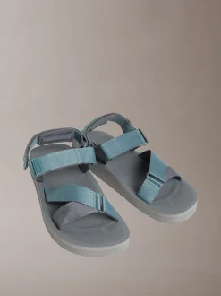 Geweven en verstelbare sandalen