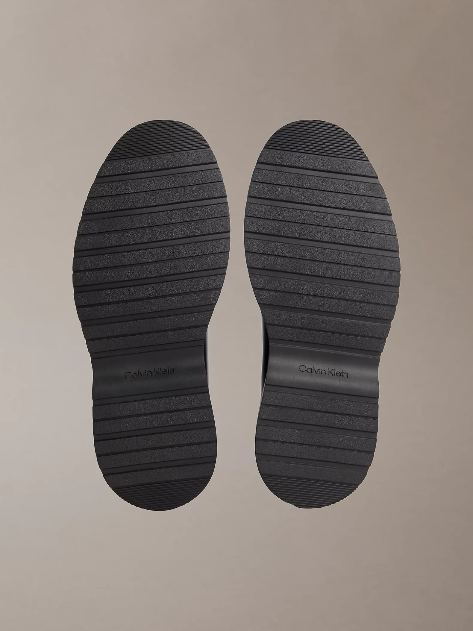 Gladleren veterschoenen met grove zool