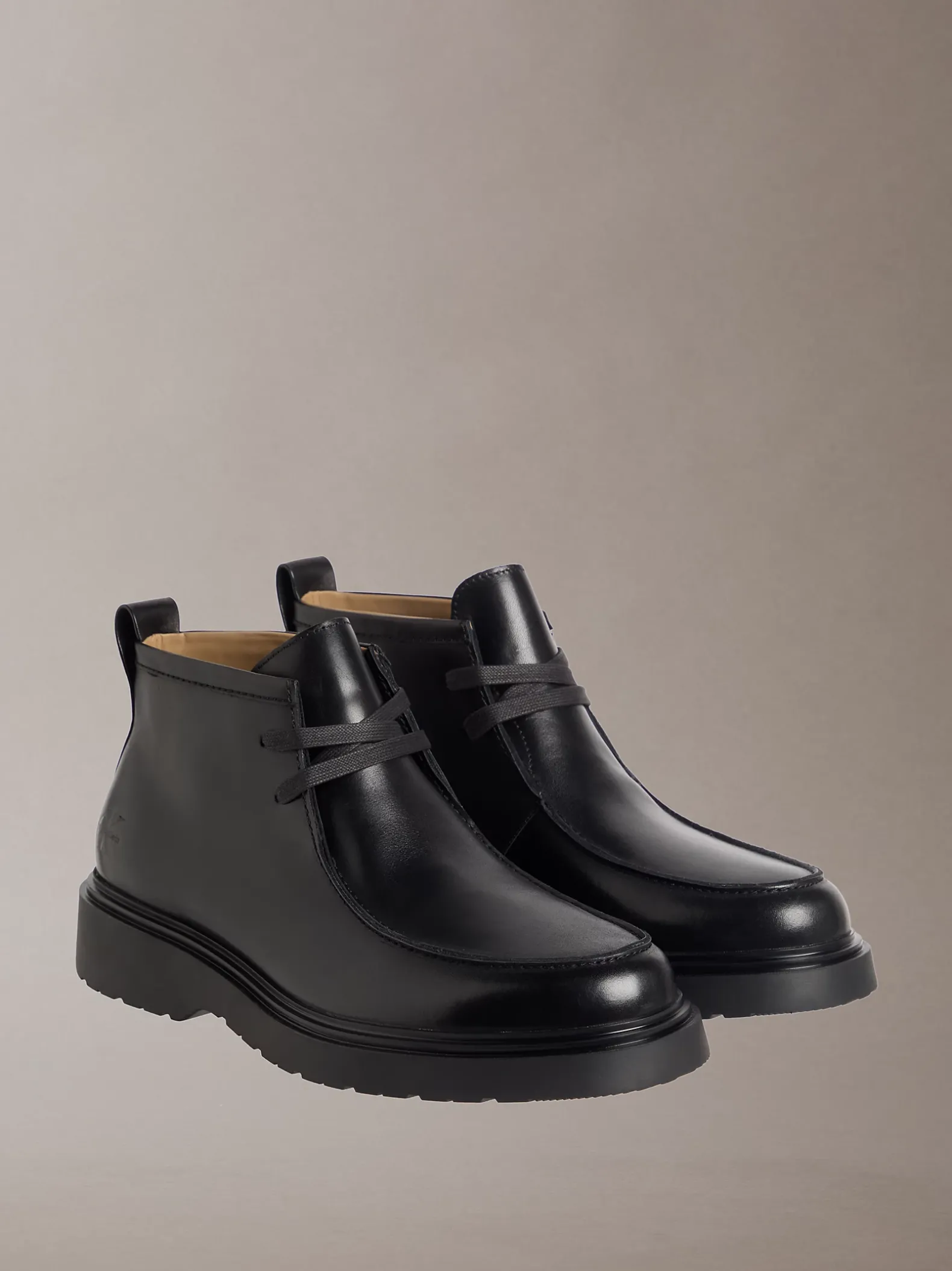Gladleren veterschoenen met grove zool