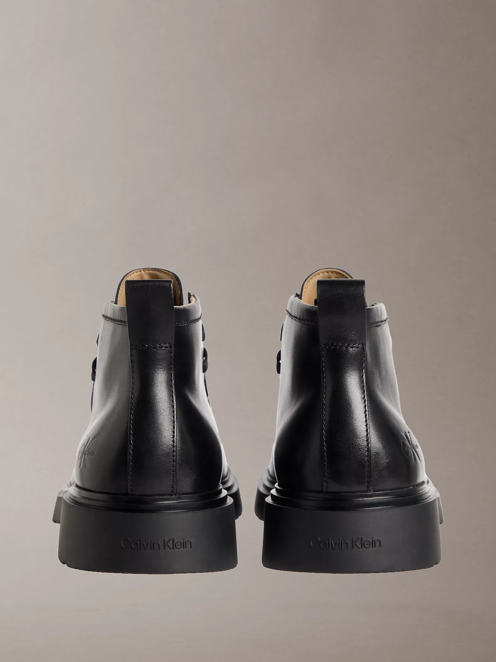Gladleren veterschoenen met grove zool