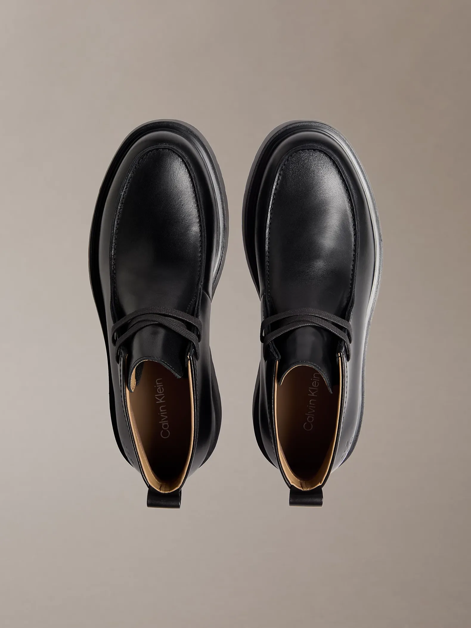 Gladleren veterschoenen met grove zool
