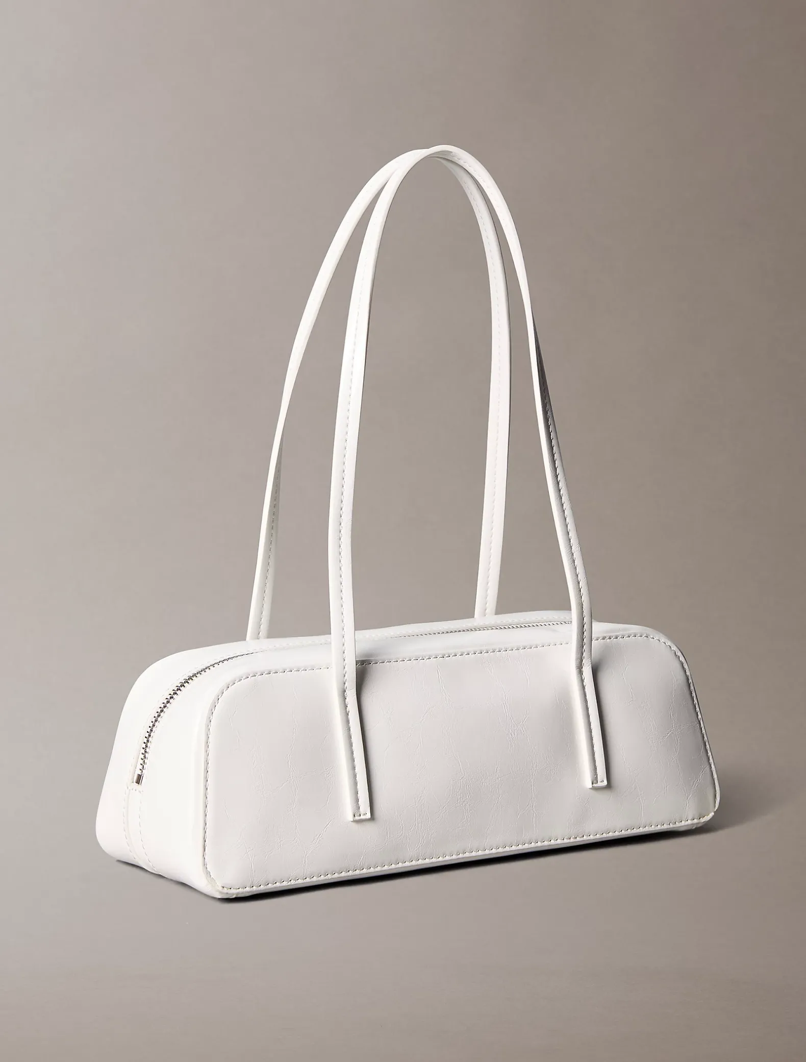 Glanzende Bauletto schoudertas met folielogo