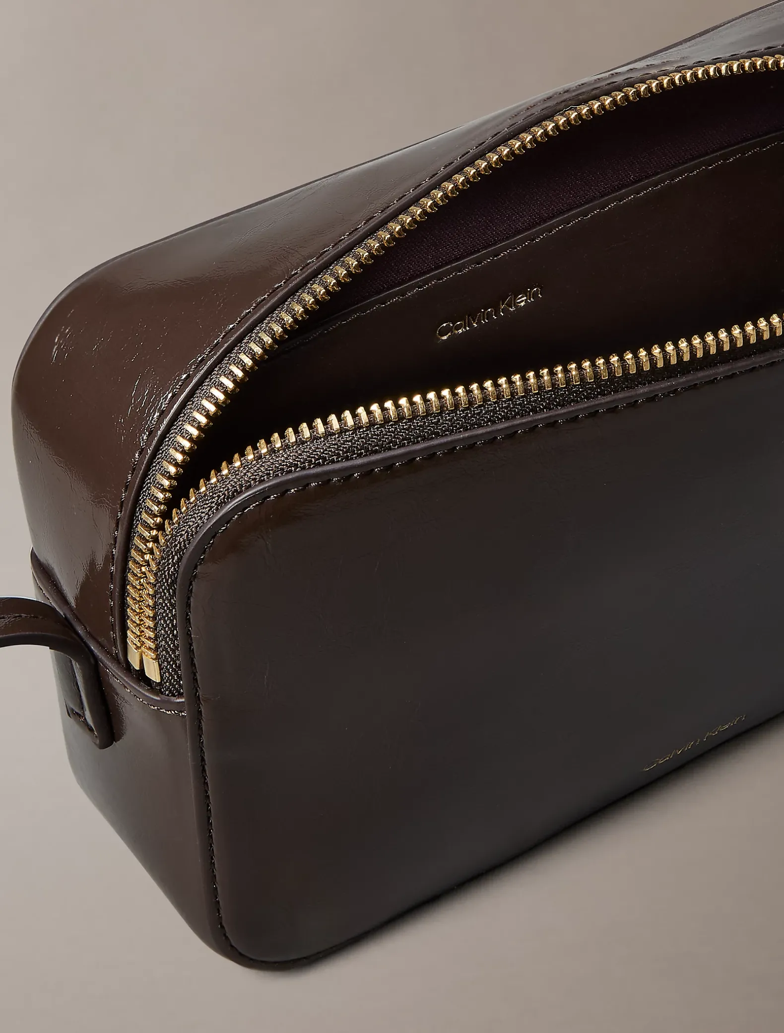 Glanzende crossbody fototas met folielogo