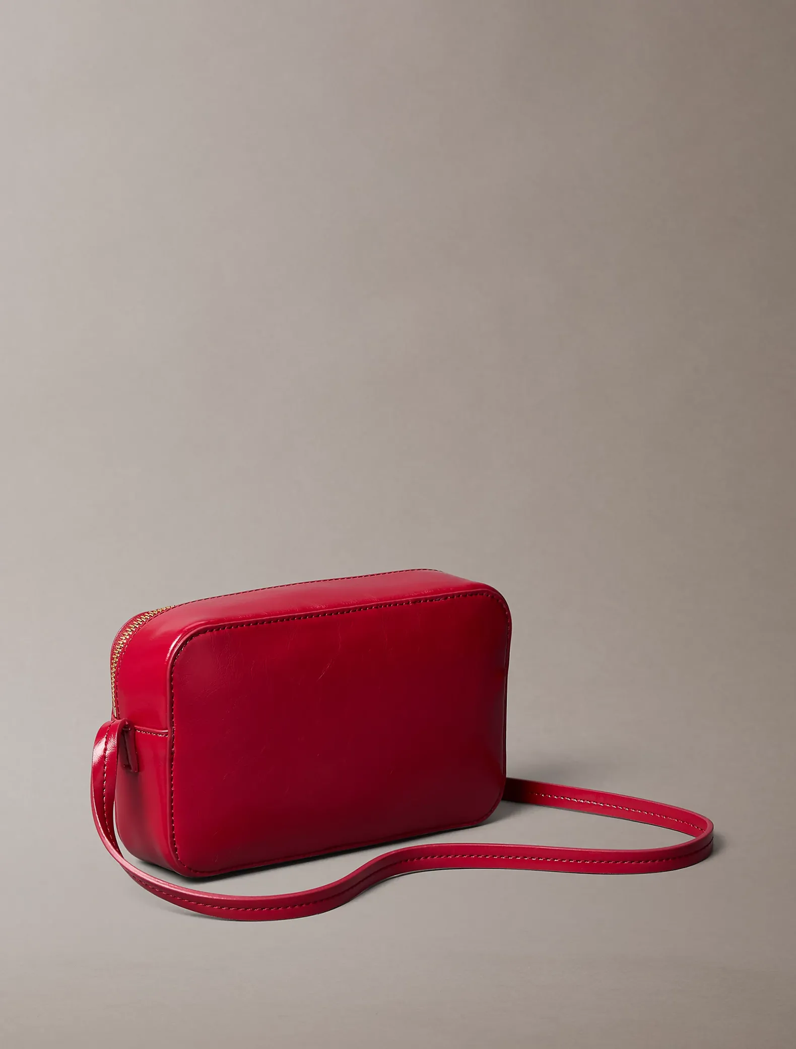 Glanzende crossbody fototas met folielogo