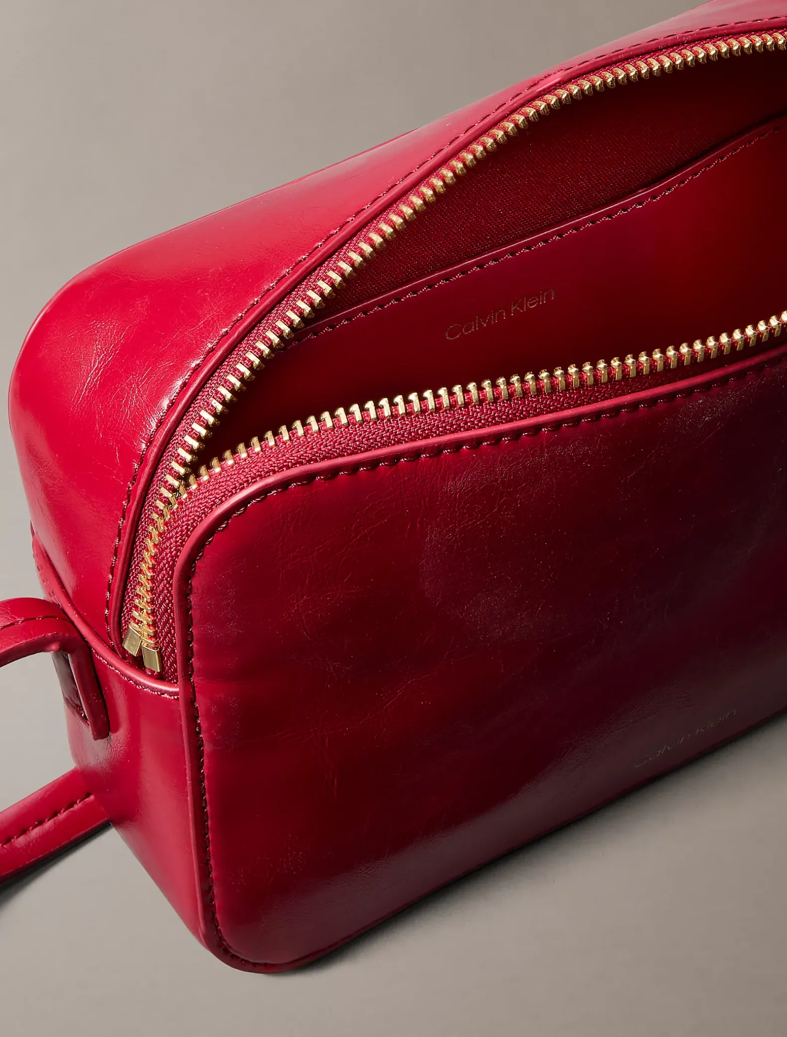 Glanzende crossbody fototas met folielogo