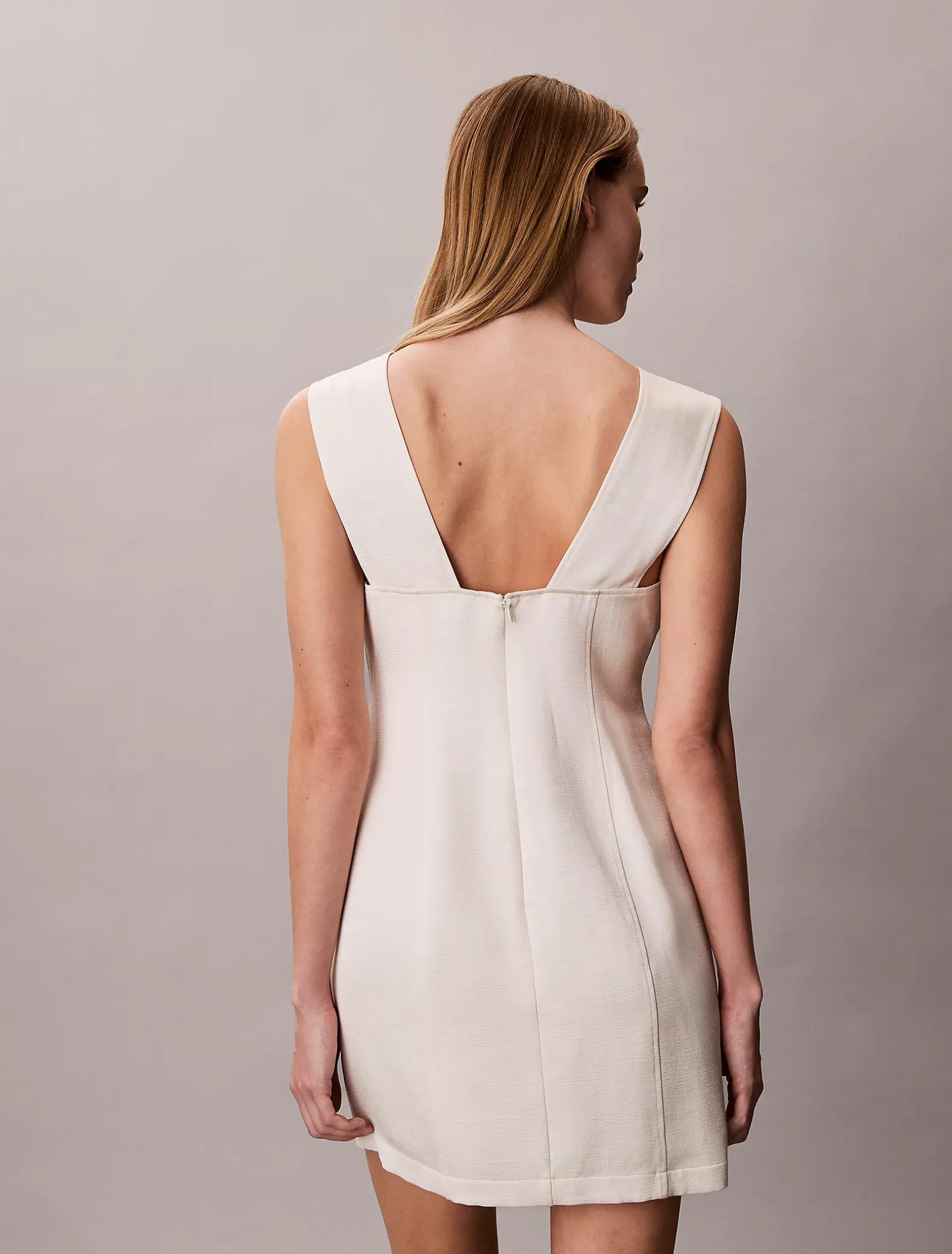 Glanzende mini-jurk met textuur