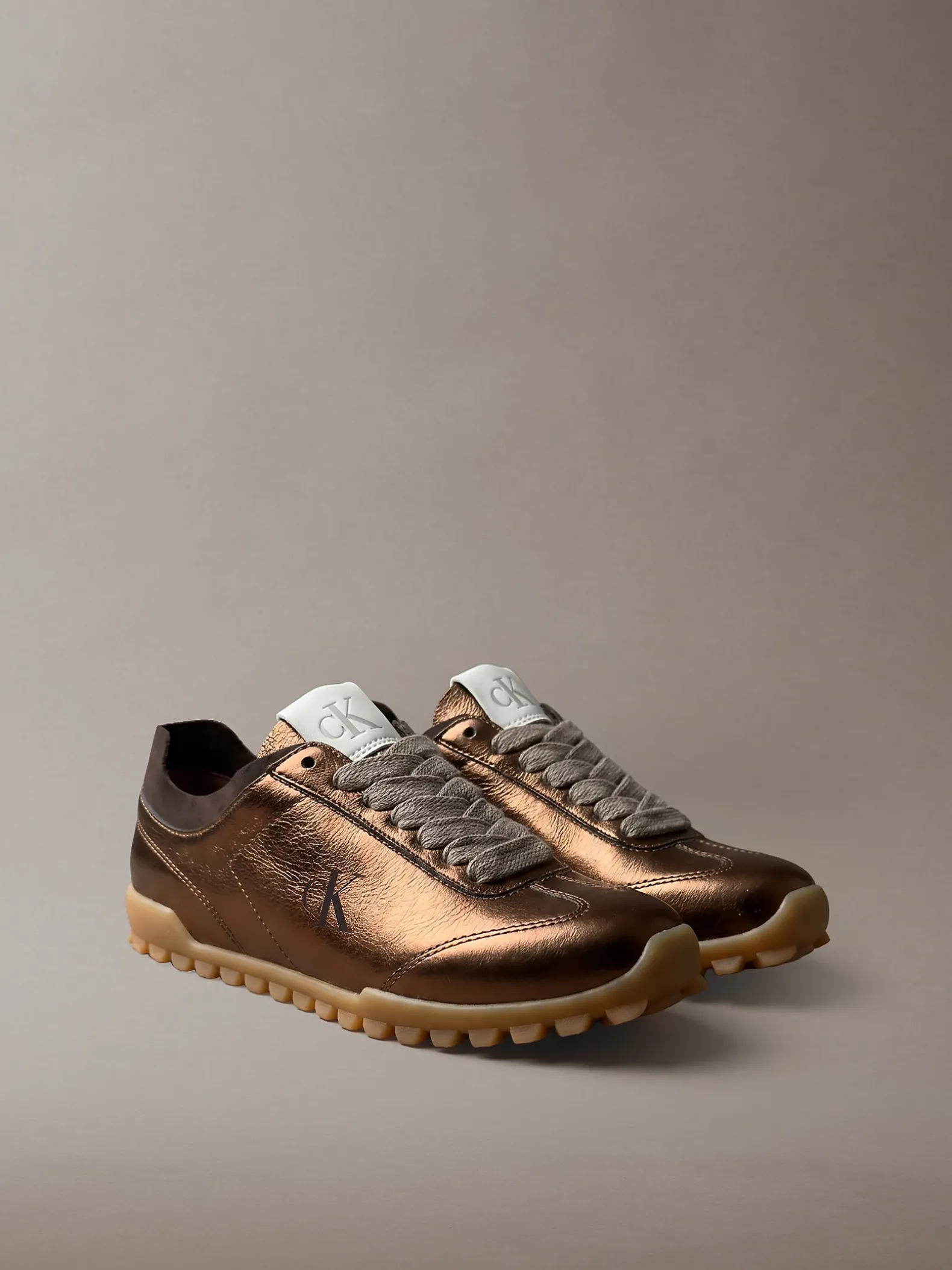 Glanzende, platte hardloopschoenen