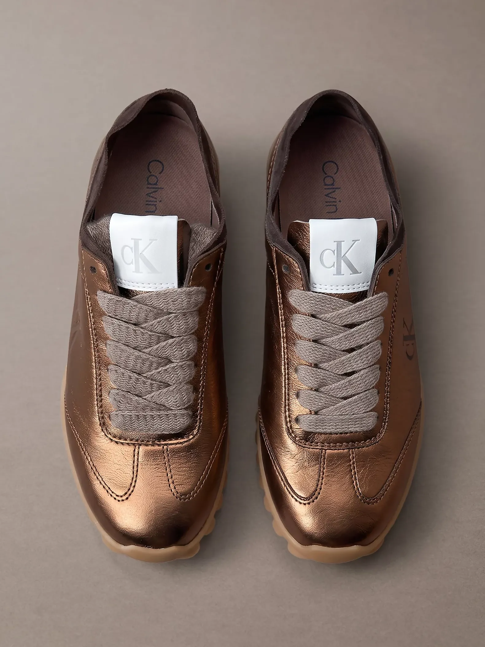 Glanzende, platte hardloopschoenen
