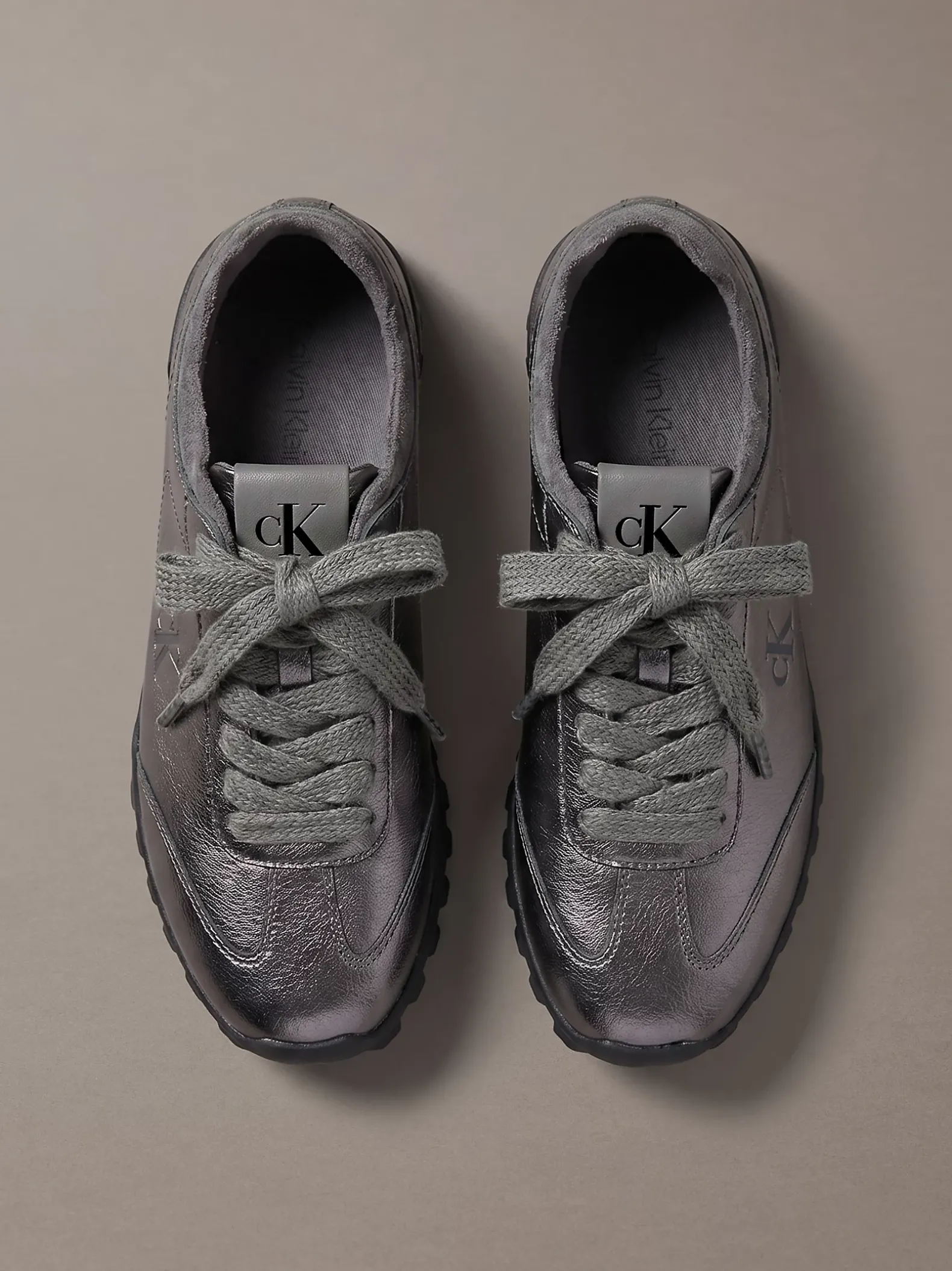 Glanzende, platte hardloopschoenen